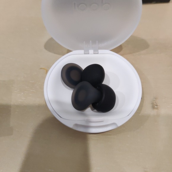 Loop Dream Black – Silicone/Memory Foam Earplugs for Sleep Comfort - Picture 6 of 6